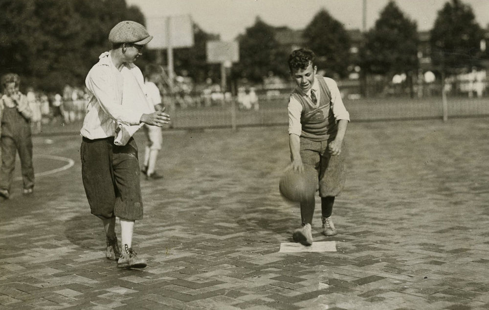 1928: Kickball